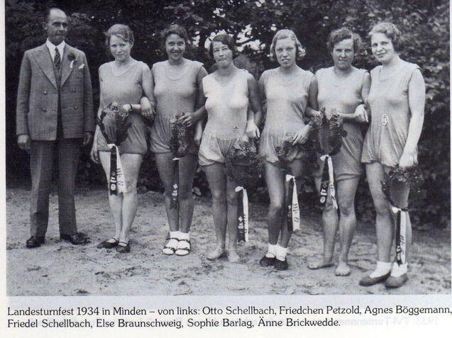Gruppenfoto von sechs Sportlerinnen in Badeanzügen und einem Mann, alle mit Medaillen, aufgenommen beim Landesturnfest 1934.