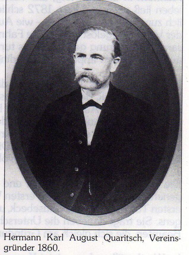 Porträt von Hermann Karl August Quaritsch, Vereinsgründer 1860, in schwarz-weiß mit Anzug und Krawatte.
